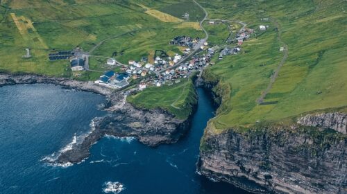 Settlement with gorge