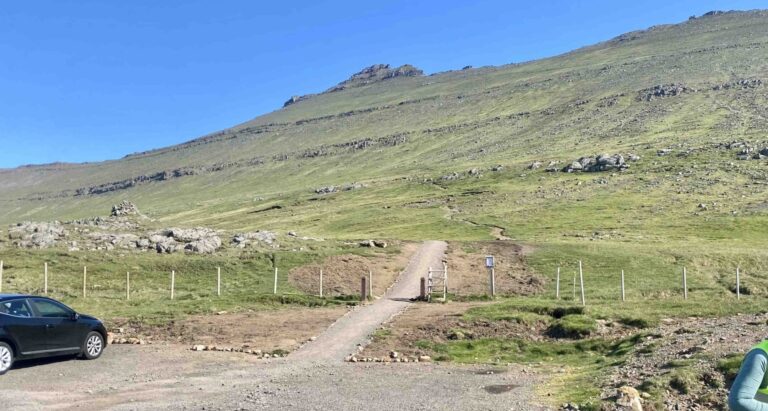 Trailhead to Mount Slættaratindur