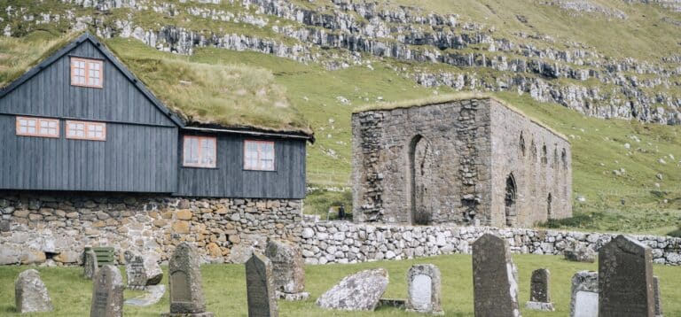 Kirkjubøur house and ruin