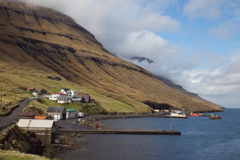 Settlement next to shore