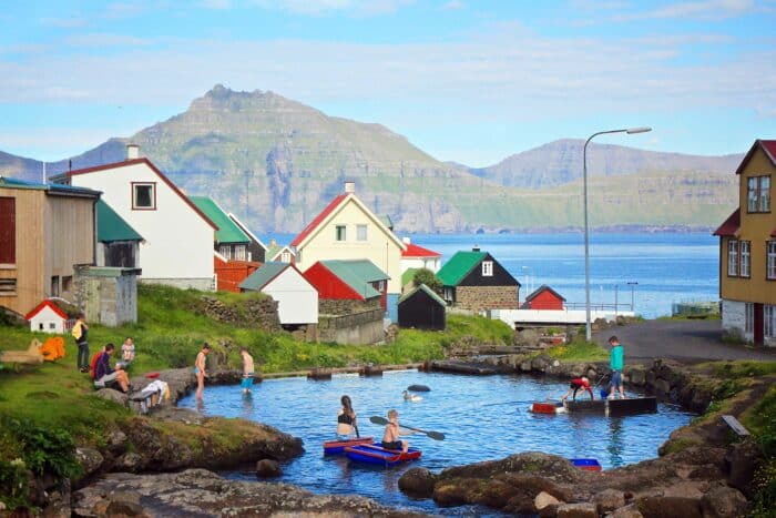 Pond in Gjógv with kids