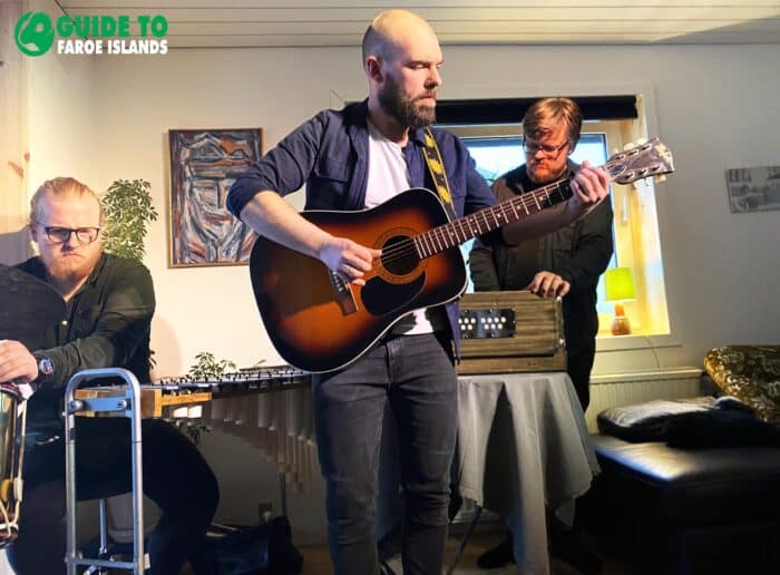 Høgni Lisberg playing guitar