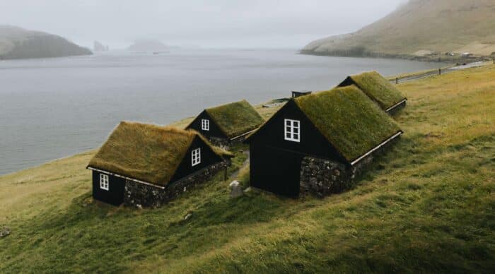 Grass-roofed houses in Bøur